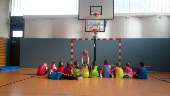 Neue Basketballkörbe für die Grundschule 